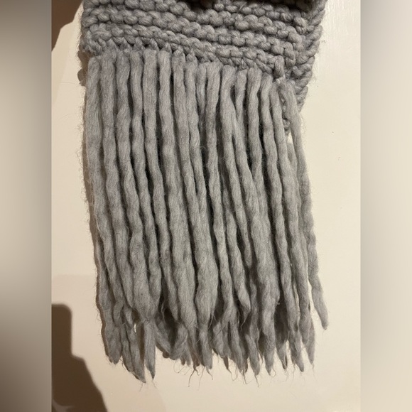 Handmade oversized grey scarf - Picture 8 of 9